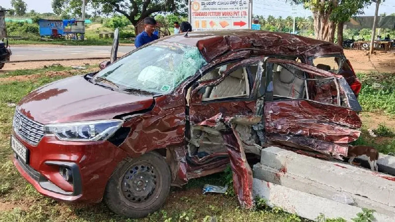 ಗೂಡ್ಸ್ ಲಾರಿ ಡಿಕ್ಕಿ ಹೊಡೆದ ರಭಸಕ್ಕೆ ನಜ್ಜುಗುಜ್ಜಾದ ಕಾರು.. ಮೂವರು ಸಾವು