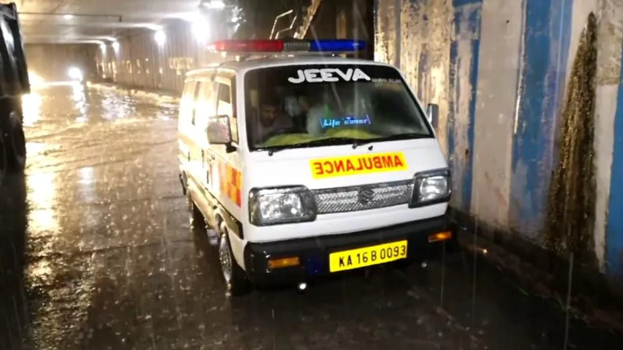 ಬೆಳ್ಳಂಬೆಳಗ್ಗೆ ಬೆಂಗಳೂರು ಮಂದಿಗೆ ಬಿಗ್ ಶಾಕ್; ನೀರಲ್ಲಿ ಮುಳುಗಿದ ಕಾರು.. ಕೆಟ್ಟು ನಿಂತ ಆ್ಯಂಬುಲೆನ್ಸ್​.. ಏನೆಲ್ಲ ಆಗ್ತಿದೆ?