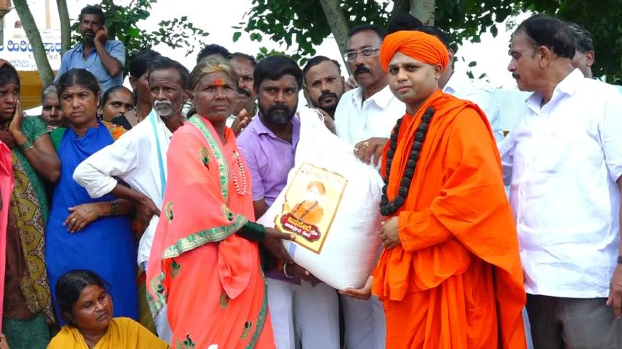 ಭಾರೀ ಮಳೆಯಿಂದ ಅನಾಹುತ.. ಸಂಕಷ್ಟಕ್ಕೆ ಮಿಡಿದ ಜಗದ್ಗುರು ಶ್ರೀ ಇಮ್ಮಡಿ ಸಿದ್ದರಾಮೇಶ್ವರ ಶ್ರೀಗಳಿಂದ ಸಹಾಯ