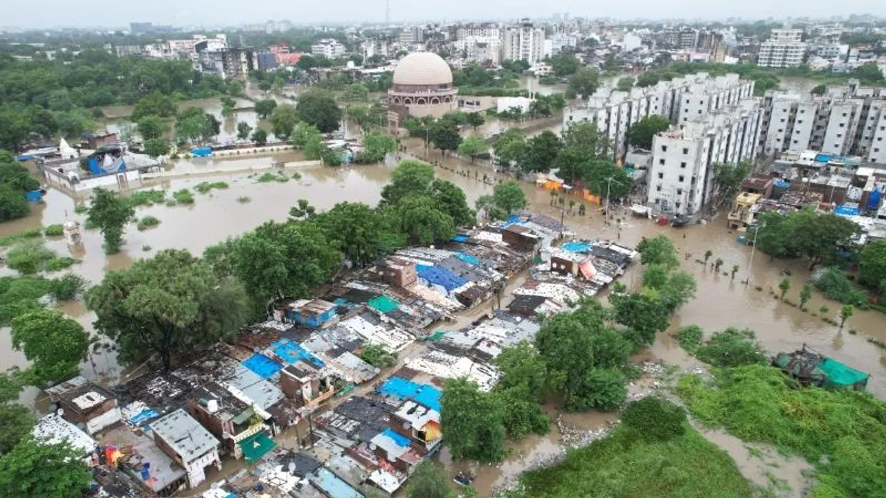 Flood photos: ಭಾರೀ ಮಳೆಗೆ 28 ಮಂದಿ ಸಾವು; 11 ಜಿಲ್ಲೆಗಳಿಗೆ ಮತ್ತೆ ರೆಡ್ ಅಲರ್ಟ್..
