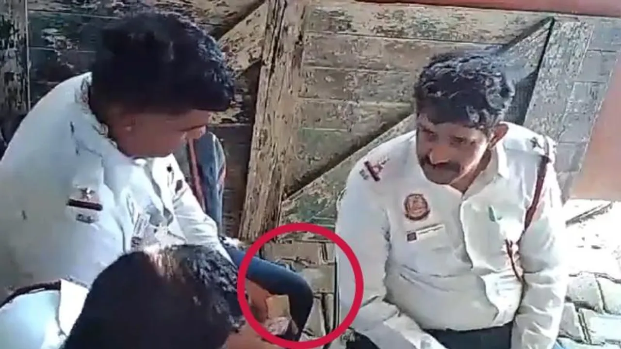 VIDEO: ಕ್ಯಾಮರಾದಲ್ಲಿ ಸೆರೆಯಾಯ್ತು ಲಂಚಾವತಾರ; ಬಂದ ಹಣ ಹಂಚಿಕೊಂಡು ಸಿಕ್ಕಿಬಿದ್ದ ಪೊಲೀಸ್ರು..!