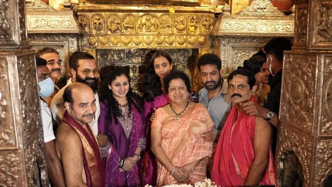 ತಾಯಿ ಜೊತೆಗೆ ಉಡುಪಿ ಕೃಷ್ಣ ಮಠಕ್ಕೆ ಭೇಟಿ ನೀಡಿದ Jr. NTR; ಪ್ರಶಾಂತ್​ ನೀಲ್​, ರಿಷಬ್‌​ ಶೆಟ್ಟಿ ಸಾಥ್!​