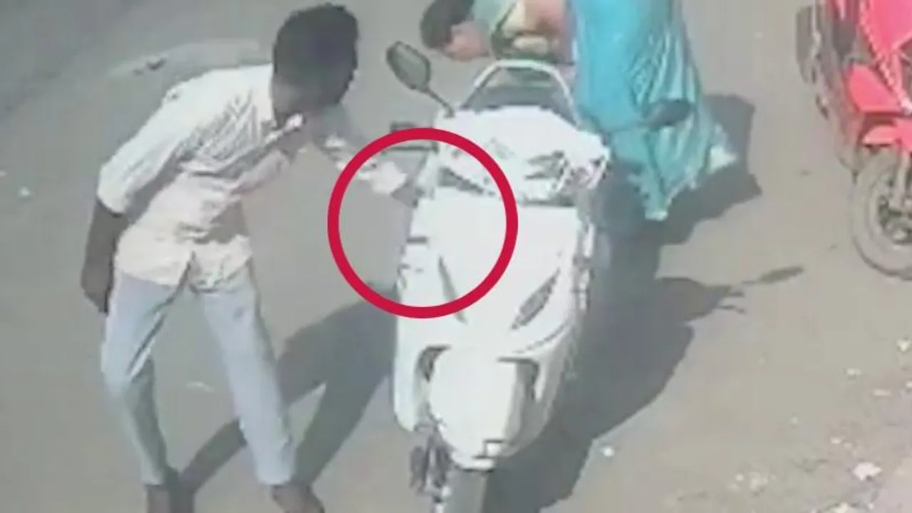 VIDEO: ವಡಾಪಾವ್​​ ತಿನ್ನಲು ಹೋಗಿ ಚಿನ್ನದ ಒಡವೆ ಕಳೆದುಕೊಂಡ ದಂಪತಿ; ಕಳ್ಳ ಕದ್ದಿದ್ದು ಹೀಗೆ!