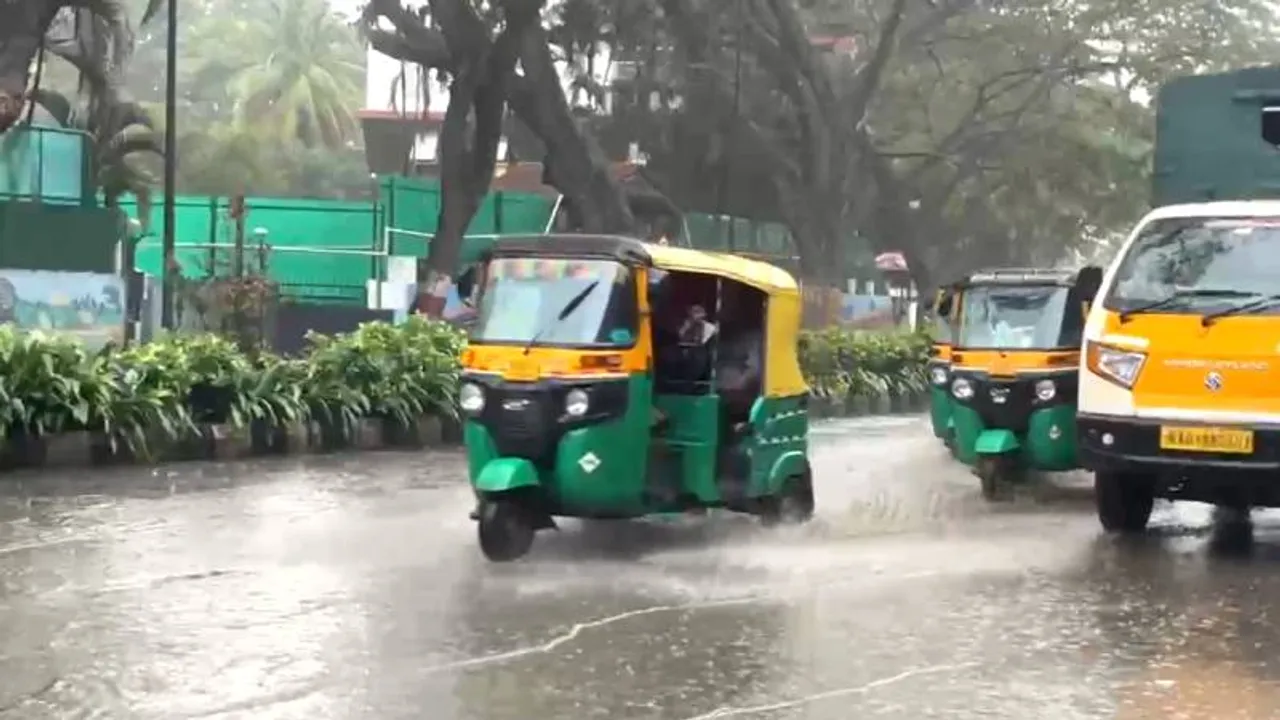 ಬೆಂಗಳೂರಿನ ಹಲವೆಡೆ ಮಳೆರಾಯನ ಆರ್ಭಟ: ದ್ವಿಚಕ್ರ ವಾಹನ ಸವಾರರಿಗೆ ಇದೆಂಥಾ ಕಾಟ; ಎಲ್ಲೆಲ್ಲಿ ಏನಾಗಿದೆ ಗೊತ್ತಾ?