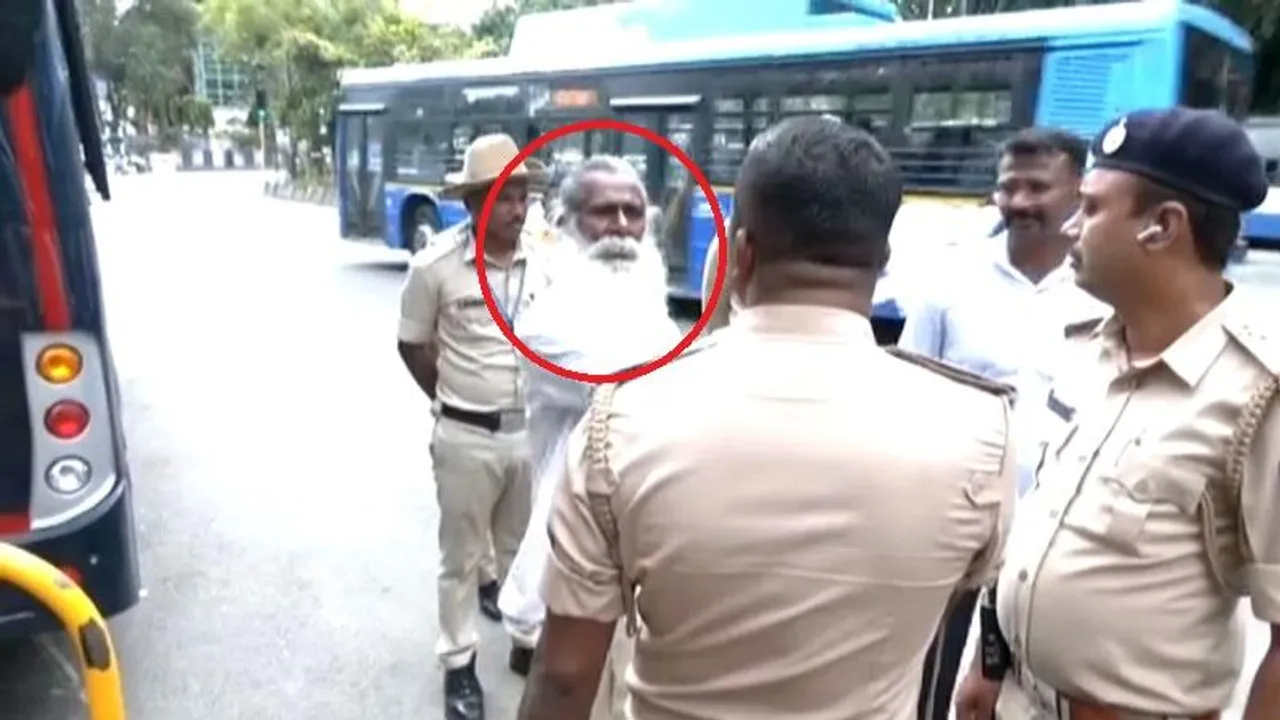 VIDEO: ಸಿದ್ದರಾಮಯ್ಯ ನಿವಾಸದ ಮುಂದೆ ವೃದ್ಧ ಆಕ್ರೋಶ; ಪೊಲೀಸರು ಒಂದು ಕ್ಷಣ ತಬ್ಬಿಬ್ಬು..!