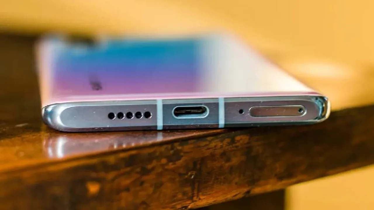 ಸ್ಮಾರ್ಟ್​ಫೋನ್​ ಚಾರ್ಜಿಂಗ್​ ಪೋರ್ಟ್​ ಬಳಿ ಇರೋ ಸಣ್ಣ ರಂಧ್ರದ ವಿಶೇಷತೆ ಗೊತ್ತಾ? ಸಖತ್​ ಇಂಟ್ರೆಸ್ಟಿಂಗಾಗಿದೆ