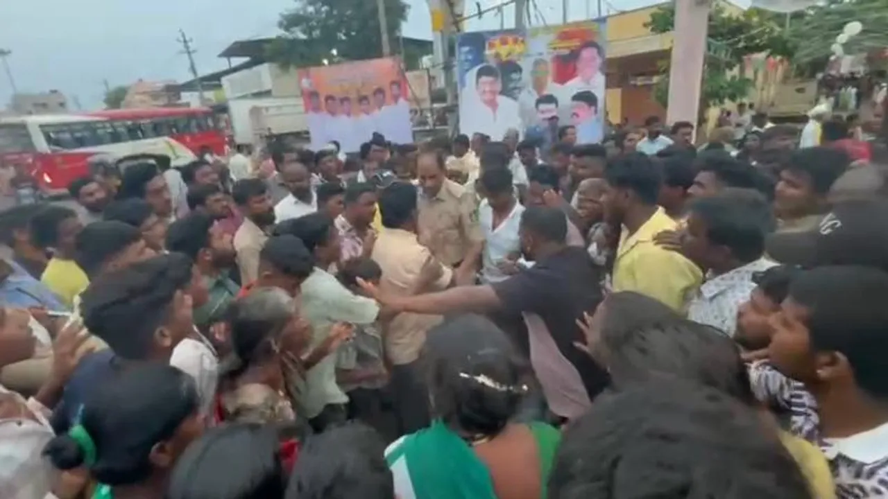 ಕ್ಷುಲ್ಲಕ ಕಾರಣಕ್ಕೆ ಪೊಲೀಸರಿಂದ ಹಲ್ಲೆ; ಯುವಕನ ಸ್ಥಿತಿ ಗಂಭೀರ; ಸ್ಥಳೀಯರಿಂದ ಭಾರೀ ಆಕ್ರೋಶ