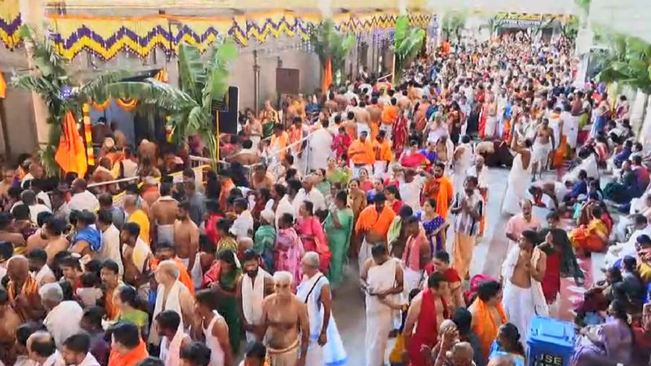 ರಾಯರ 353ನೇ ಆರಾಧನಾ ಮಹೋತ್ಸವ; ಮಂತ್ರಾಲಯದಲ್ಲಿ ಇಷ್ಟಾರ್ಥ ಸಿದ್ಧಿಗಾಗಿ ಮೊರೆ ಹೋದ ಜನಸಾಗರ 