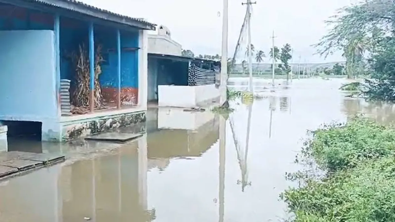 Rain Effects: ನೀರಿನಲ್ಲಿ ಕೊಚ್ಚಿ ಹೋದ ಬಾಲಕಿ, ನದಿಗೆ ಬಿದ್ದ ಬೈಕ್.. ಓರ್ವನ ರಕ್ಷಣೆ, ಮತ್ತೋರ್ವ ನಾಪತ್ತೆ