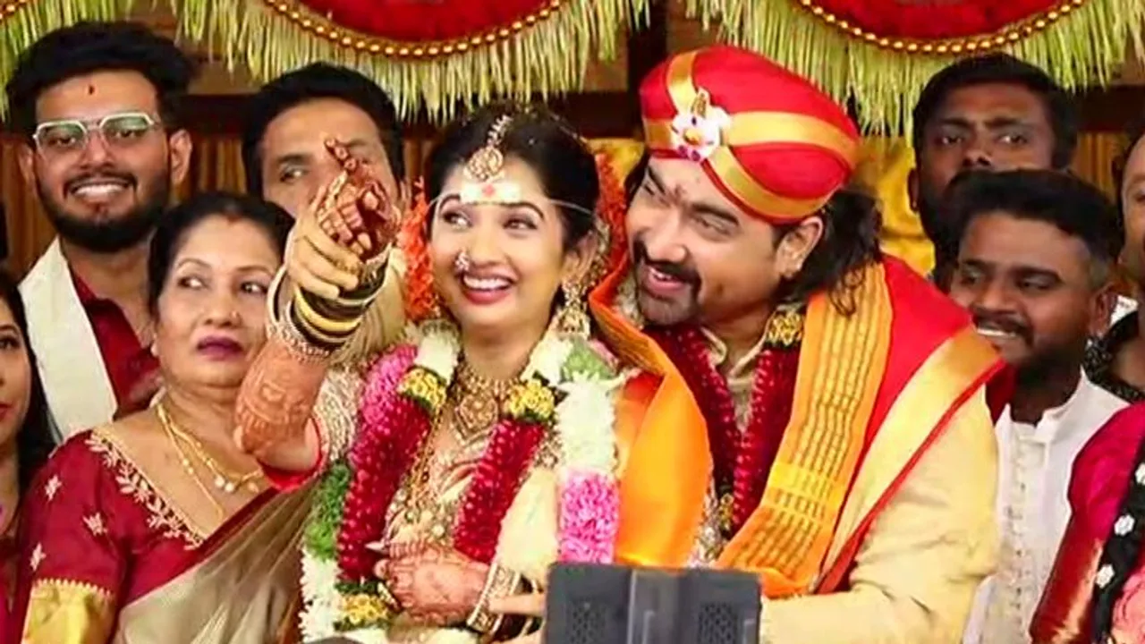 ತಾಳಿ ಕಟ್ಟಿ ಸೋನಲ್​ ಹಣೆಗೆ ಪ್ರೀತಿಯ ಮುತ್ತಿಟ್ಟ ತರುಣ್​.. ಇವ್ರ ಲವ್​ ಸ್ಟೋರಿ ಸಖತ್ತಾಗಿದೆ ಕಣ್ರಿ