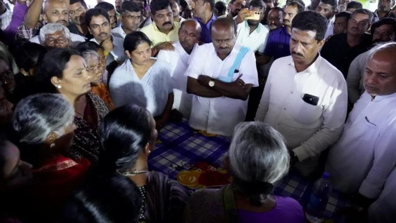 ನಾಗಮಂಗಲ ಗಲಾಟೆ ನೋವು ಇನ್ನೂ ಮುಗಿದಿಲ್ಲ; ಒಬ್ಬರದ್ದು ಒಂದೊಂದು ಕತೆ, HDK ಮುಂದೆ ಕಣ್ಣೀರಿಟ್ಟ ಹಿರಿಯ ಜೀವಗಳು
