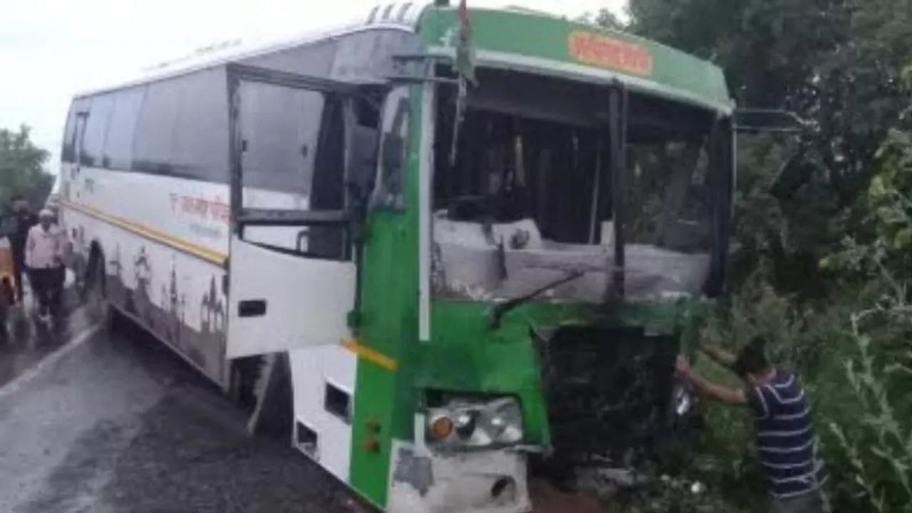 ಟ್ರಕ್​ ಮತ್ತು ಬಸ್​ ಮಧ್ಯೆ ಭೀಕರ ಅಪಘಾತ.. ಸ್ಥಳದಲ್ಲೇ 15 ಮಂದಿ ಸಾವು