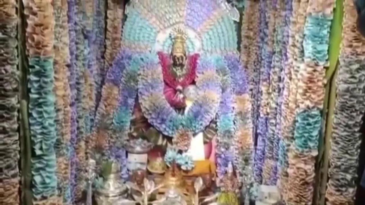 3.33 ಕೋಟಿ ರೂಪಾಯಿ ನೋಟಿನಲ್ಲಿ ದುರ್ಗೆಗೆ ಅಲಂಕಾರ! ದೇಗುಲದ ಸಿಂಗಾರ ನೋಡಿದವರು ಶಾಕ್ ಆಗೋದು ಗ್ಯಾರಂಟಿ