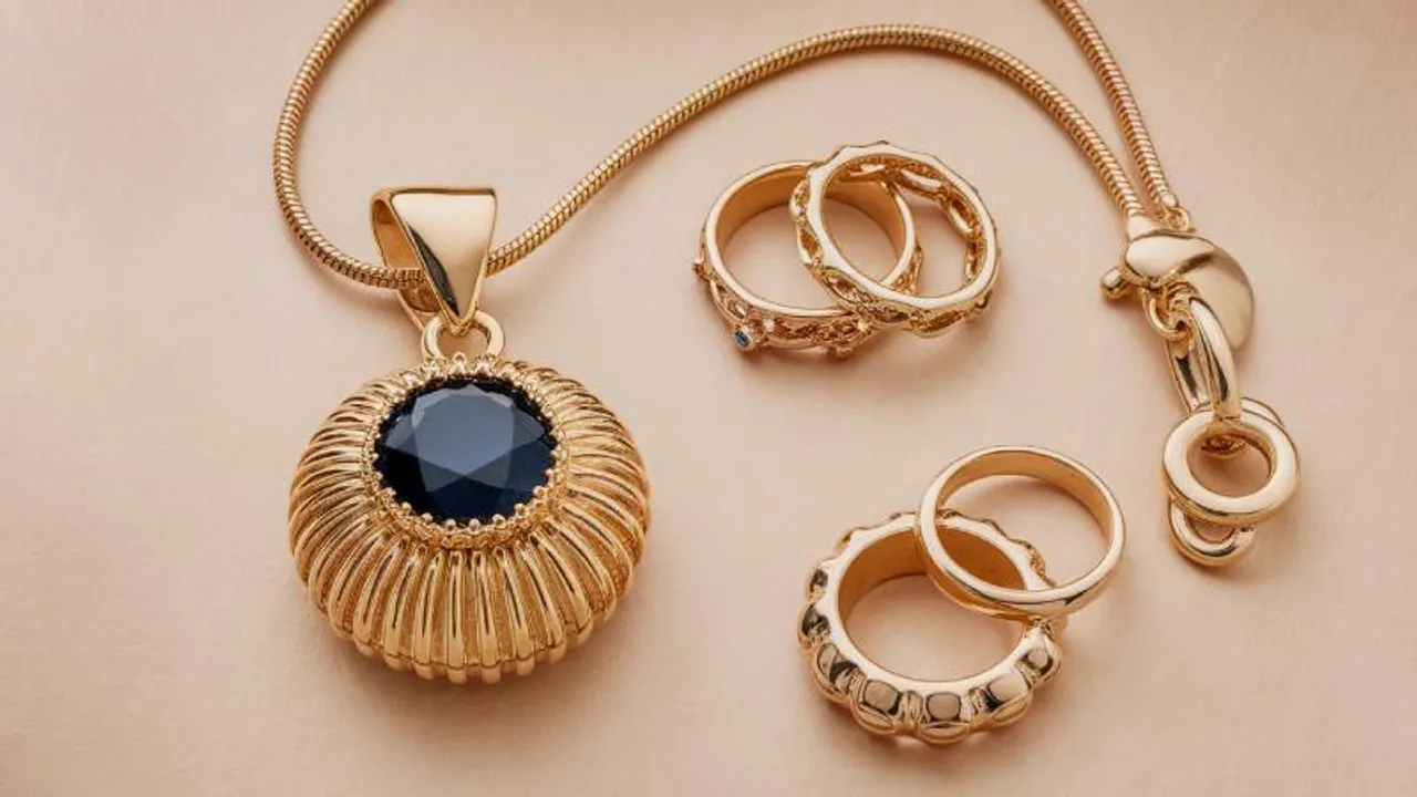 ಆಭರಣ ಪ್ರಿಯರಿಗೆ ಗುಡ್​ನ್ಯೂಸ್; ಚಿನ್ನ, ಬೆಳ್ಳಿ ಬೆಲೆಯಲ್ಲಿ ಕೊಂಚ ಇಳಿಕೆ.. 1 ಗ್ರಾಂ ಚಿನ್ನದ ಬೆಲೆ ಎಷ್ಟಿದೆ?