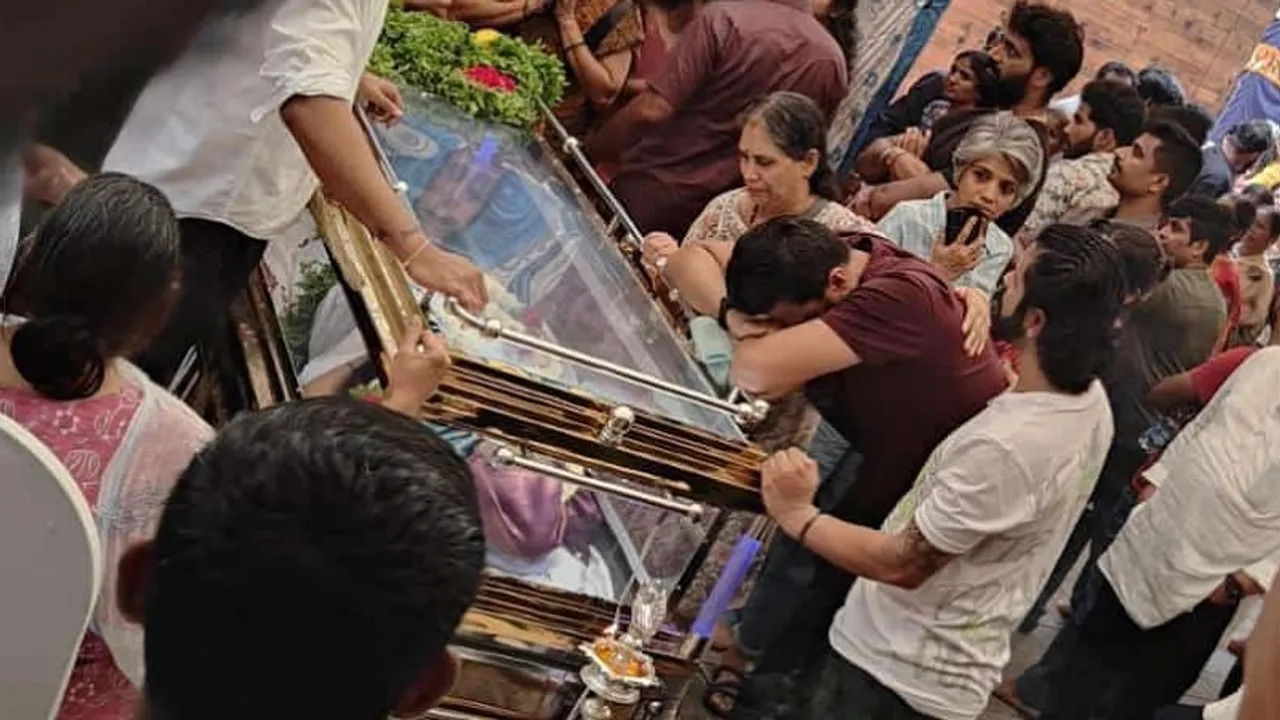 ಅಮ್ಮನನ್ನು ತಬ್ಬಿ ಬಿಕ್ಕಿಬಿಕ್ಕಿ ಅತ್ತ ಸುದೀಪ್​​​; ಕಿಚ್ಚನನ್ನು ನೋಡಿದ್ರೆ ಕರುಳು ಚುರುಕ್ ಅನ್ನುತ್ತೆ!