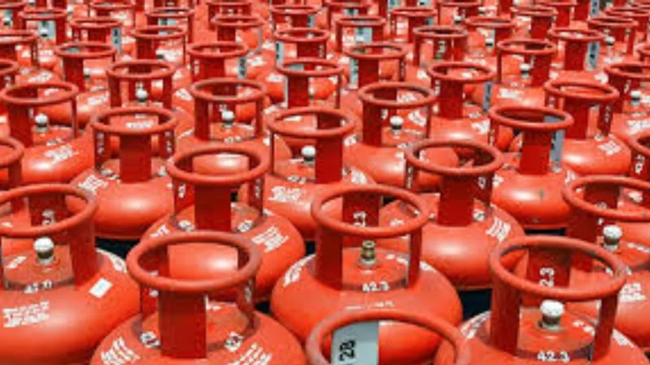ಬೆಳ್ಳಂಬೆಳಗ್ಗೆ ಗುಡ್​​ನ್ಯೂಸ್​; LPG ಸಿಲಿಂಡರ್‌ ಬೆಲೆಯಲ್ಲಿ ಭಾರೀ ಇಳಿಕೆ..!