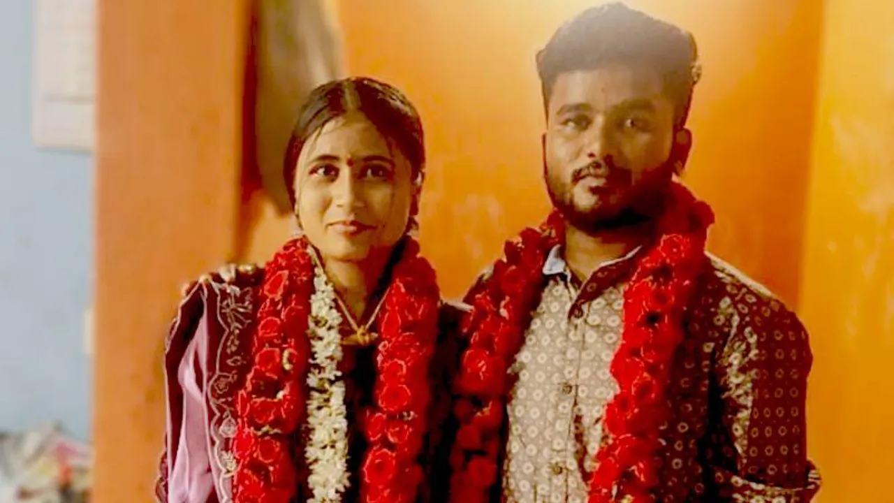 ಪ್ರೀತಿಸಿ ಮದ್ವೆಯಾದ ಜೋಡಿಯನ್ನ ಬೇರ್ಪಡಿಸಿದ ಪೊಲೀಸರು! ಪತ್ನಿಗಾಗಿ ಸ್ಟೇಷನ್ ಮುಂದೆ ಪತಿ ಪ್ರತಿಭಟನೆ