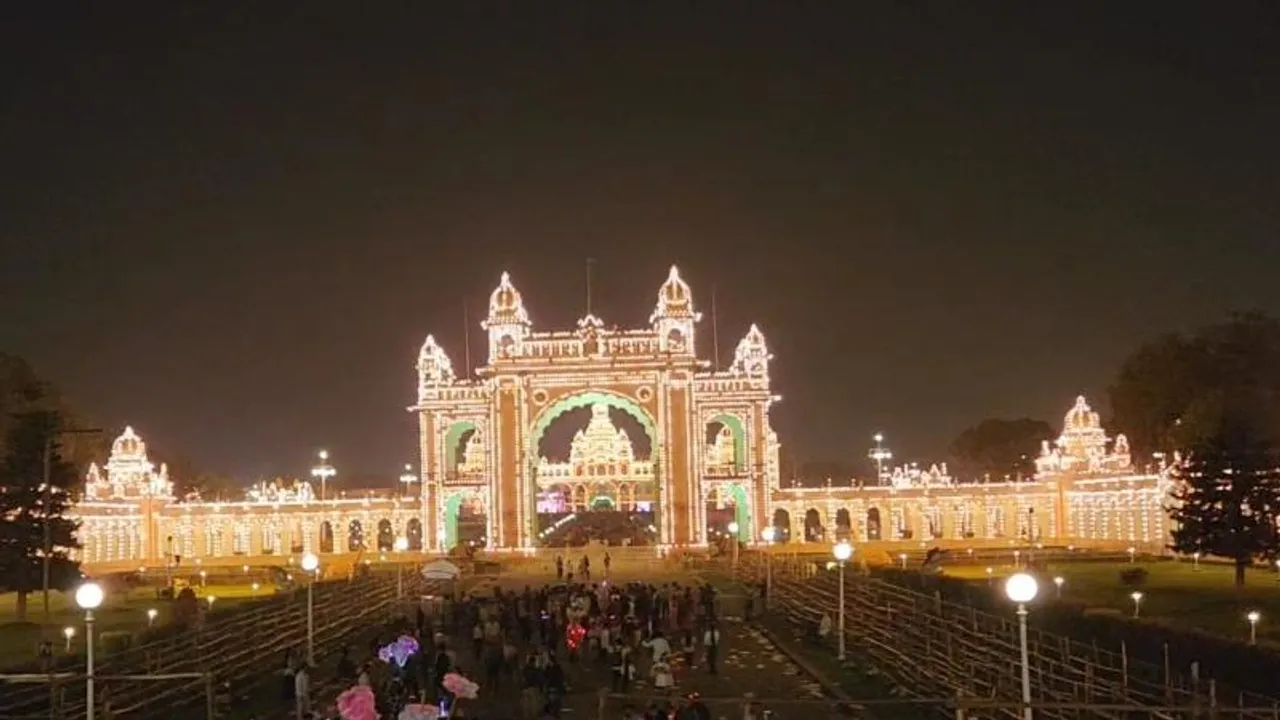 ಎಲ್ಲೆಲ್ಲೂ ದಸರಾ ಸಂಭ್ರಮ, ಸಡಗರ.. ಮೈಸೂರು ಅರಮನೆಯಲ್ಲಿ ಆಯುಧ ಪೂಜೆ..! ಇದರ ಮಹತ್ವ ಏನು?
