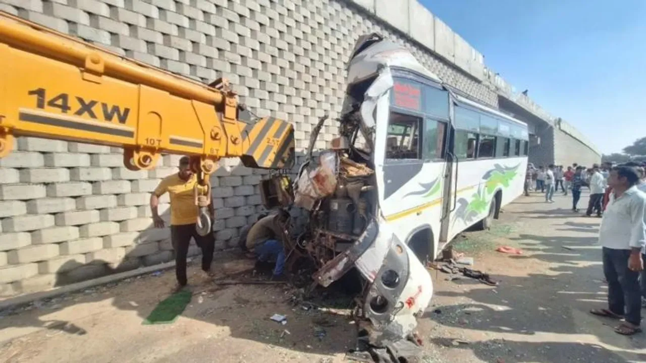 ಭೀಕರ ರಸ್ತೆ ಅಪಘಾತ, ಹೆದ್ದಾರಿ ಸೇತುವೆ ಗೋಡೆಗೆ ಗುದ್ದಿದ ಬಸ್​!12 ಜನರ ಸಾವು