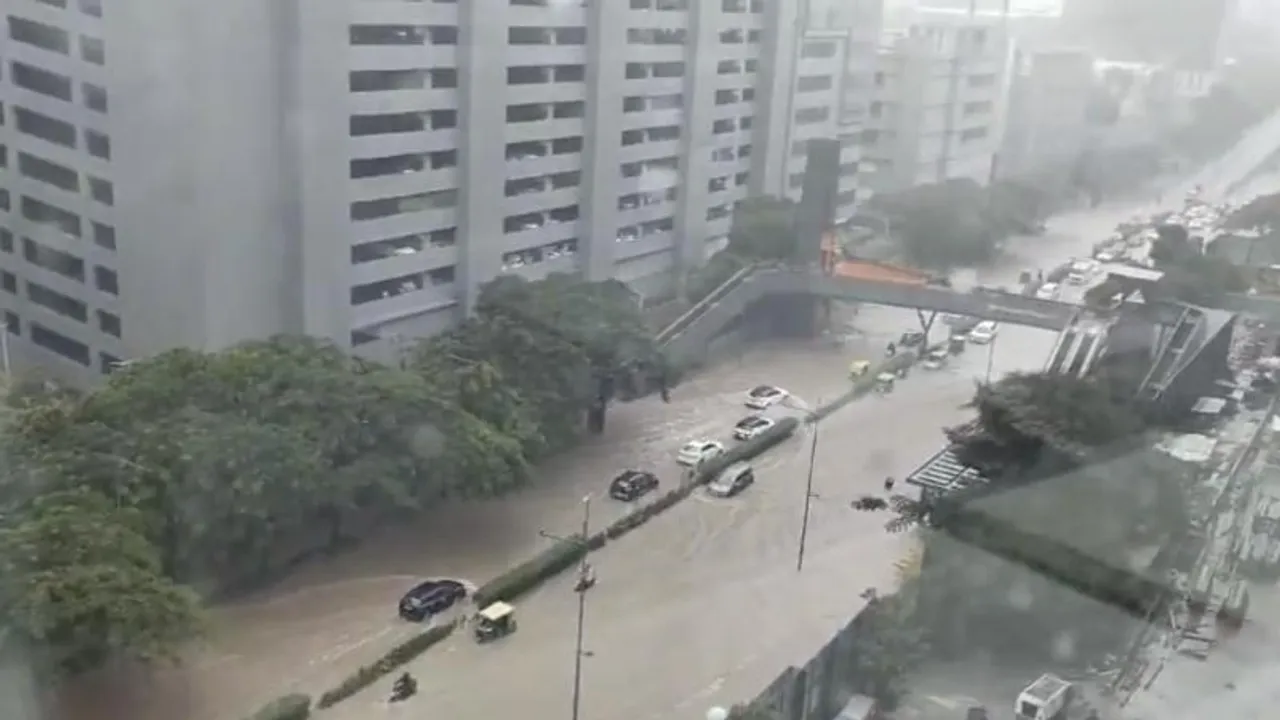 ಮಾನ್ಯತಾ ಟೆಕ್ ಪಾರ್ಕ್ ಅಲ್ಲ ಫಾಲ್ಸ್‌.. ಒಂದೇ ದಿನದ ಮಳೆಗೆ ಜಲಾವೃತ; ಟಾಪ್ 10 ಫೋಟೋಗಳು ಇಲ್ಲಿದೆ