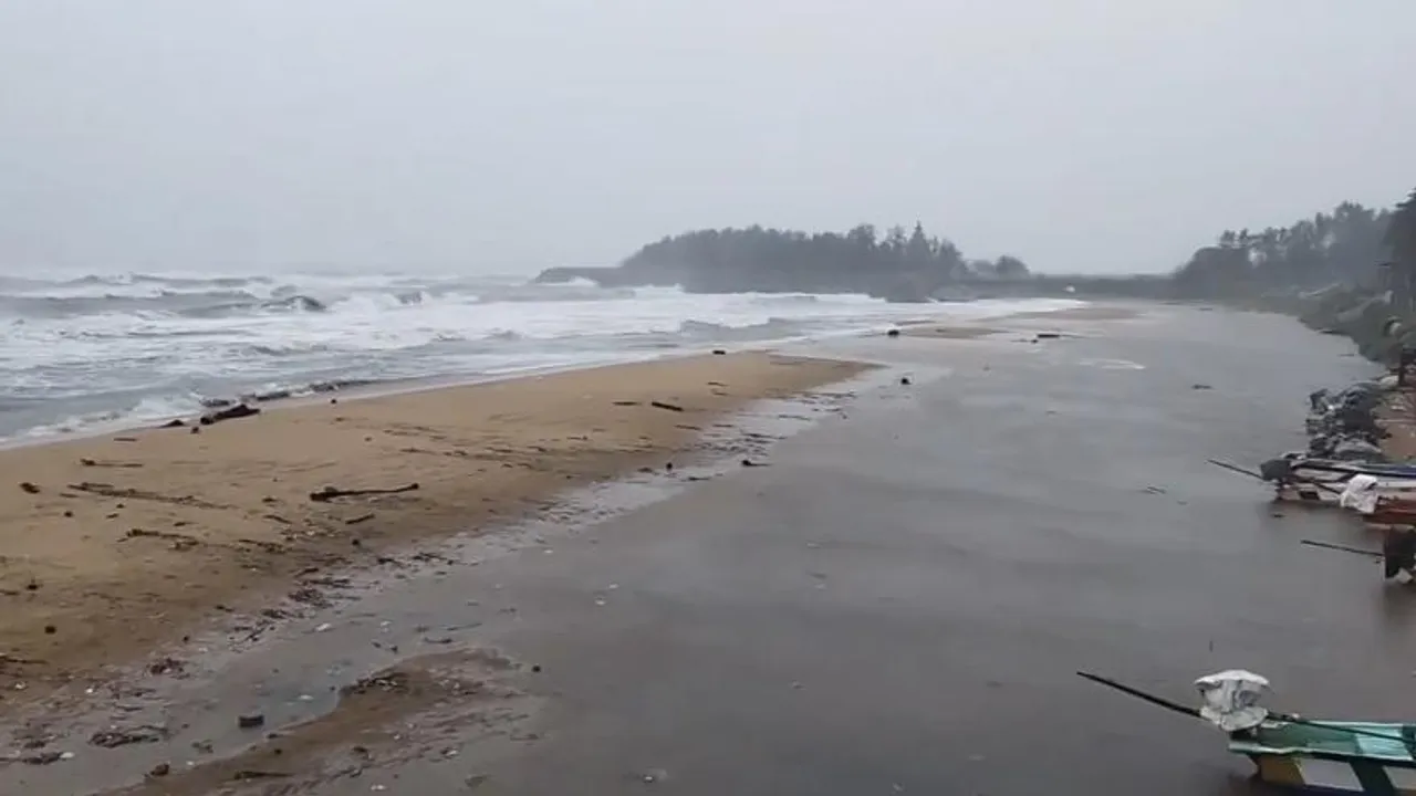 Fengal Cyclone;​ ಸಾವಿರಾರು ಜನ ಸ್ಥಳಾಂತರ, ಶಾಲೆಗಳಿಗೆ ರಜೆ.. ಬೆಂಗಳೂರು ಸೇರಿ ಹಲವೆಡೆ ಮಳೆ ಎಚ್ಚರಿಕೆ