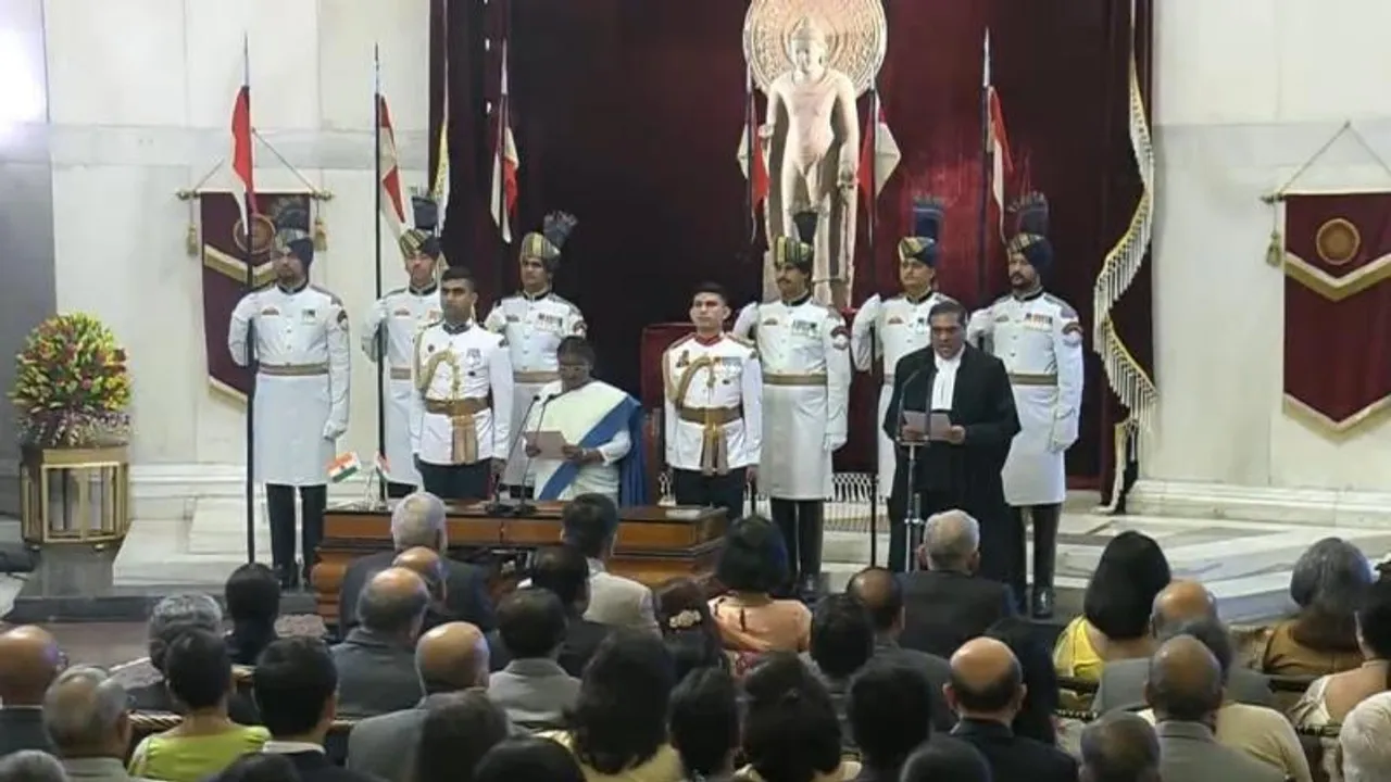 51ನೇ ಸಿಜೆಐ ಆಗಿ ಜಸ್ಟಿಸ್ ಸಂಜೀವ್ ಖನ್ನಾ ಪದಗ್ರಹಣ ; ಪ್ರಧಾನಿ ಮೋದಿ ಸೇರಿ ಹಲವು ಗಣ್ಯರು ಭಾಗಿ