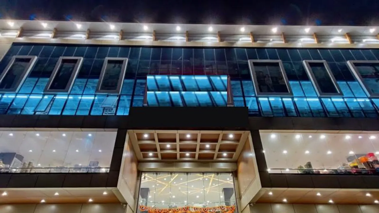 ಮಾಲ್​​ನಲ್ಲಿ LED ಟಿವಿ, ಫ್ರಿಡ್ಜ್​ಗಳನ್ನ ಪೀಸ್ ಪೀಸ್ ಮಾಡಿದ ಉದ್ಯೋಗಿ.. ಲಕ್ಷಾಂತರ ರೂಪಾಯಿ ನಷ್ಟ; ಅಸಲಿ ಕಾರಣ?