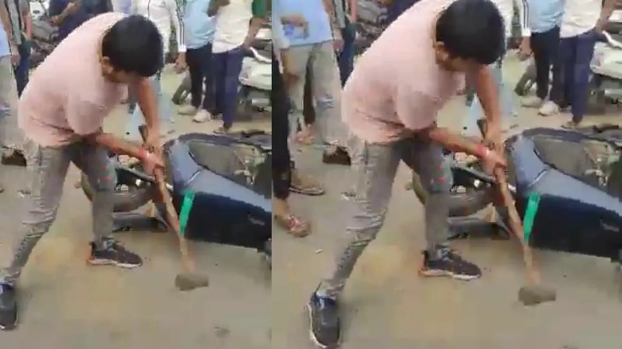 ಶೋರೂಂ ಎದುರೇ ಸುತ್ತಿಗೆಯಿಂದ ಓಲಾ ಸ್ಕೂಟರ್​ ಪುಡಿ ಪುಡಿ ಮಾಡಿದ ವ್ಯಕ್ತಿ; ಕಾರಣ ಕೇಳಿದ್ರೆ ಶಾಕ್ ಆಗ್ತೀರಾ!