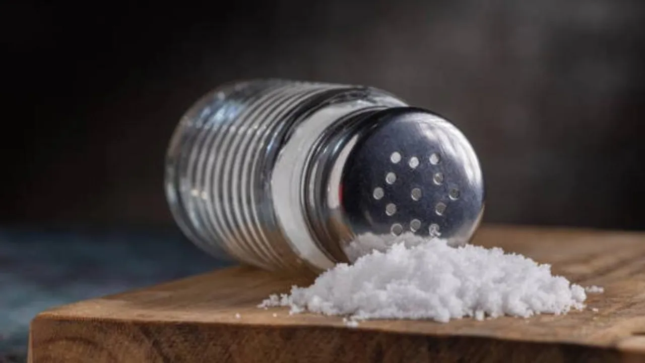 ಅಳತೆ ಮೀರಿ ಉಪ್ಪು ತಿನ್ನುವ ತಪ್ಪು ಮಾಡಲೇಬೇಡಿ.. ಬಿಪಿ ಮಾತ್ರವಲ್ಲ ಹಲವು ರೋಗಗಳಿಗೆ ನೀಡುತ್ತೆ ಆಹ್ವಾನ!