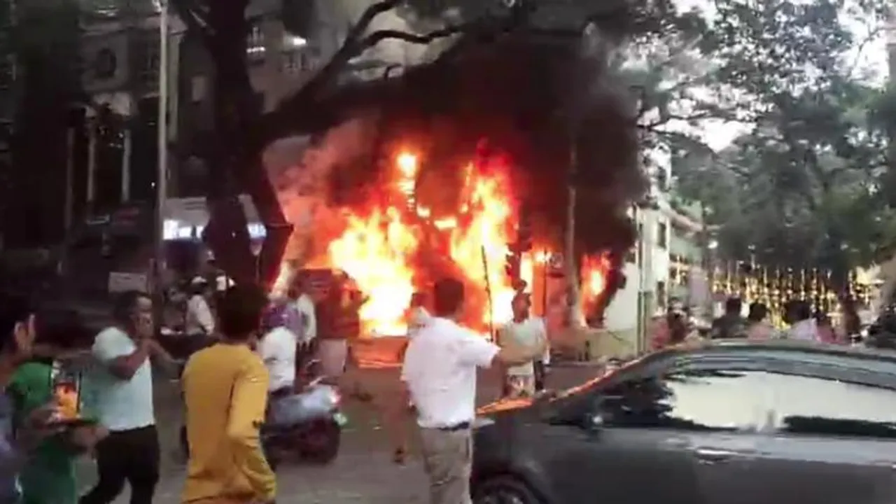 EV ಬೈಕ್​ ಶೋ ರೂಮ್​ನಲ್ಲಿ ಅಗ್ನಿ ಅವಘಡ; ಹೊತ್ತಿ ಉರಿದ ಬೆಂಕಿಗೆ ಯುವತಿ ಆಹುತಿ