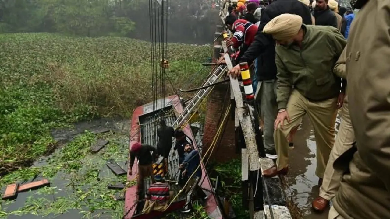 ಘೋರ ದುರಂತ.. ಸೇತುವೆಗೆ ಡಿಕ್ಕಿ ಹೊಡೆದು ಚರಂಡಿಗೆ ಪಲ್ಟಿ ಹೊಡೆದ ಬಸ್; ರಕ್ಷಿಸಲು ಹರಸಾಹಸ