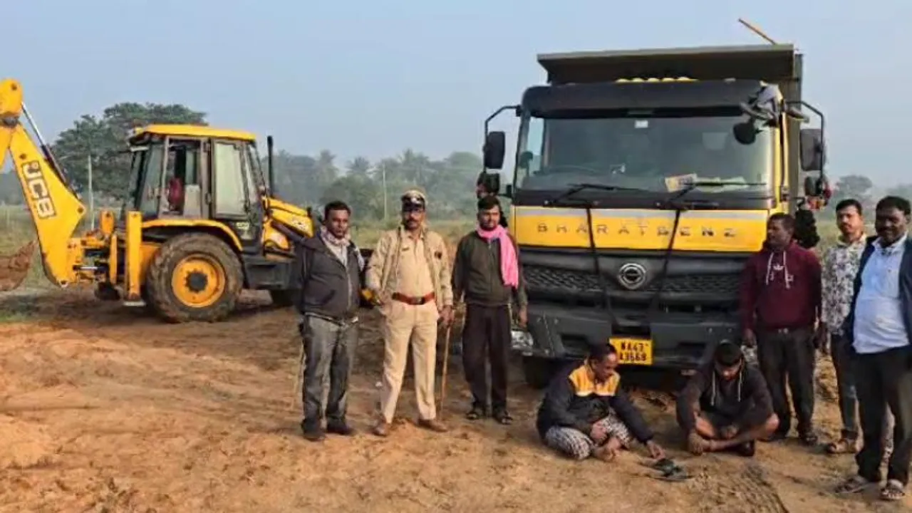 ಪುಷ್ಪ 2 ಮಾದರಿಯಲ್ಲಿ ಮರಳು ದಂಧೆ.. ಸಿನಿಮೀಯ ರೀತಿಯಲ್ಲಿ ಪೊಲೀಸರು ರೇಡ್