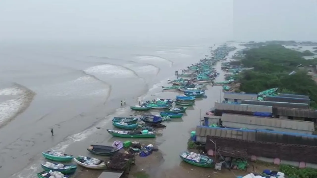 Fengal Cyclone; ಬೆಟ್ಟದಿಂದ ಮನೆಗಳ ಮೇಲೆ ಉರುಳಿದ ಬೃಹತ್​ ಬಂಡೆಗಳು.. ಮಕ್ಕಳು ಸಿಲುಕಿರುವ ಶಂಕೆ