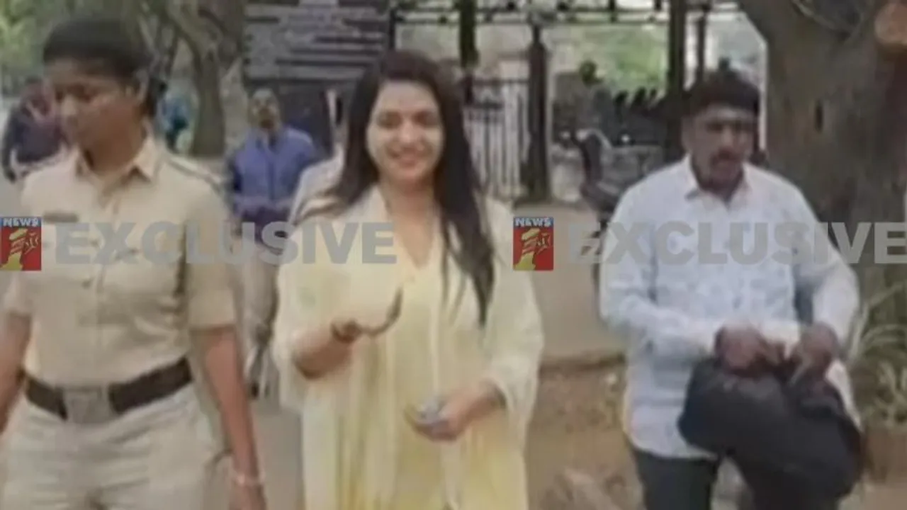 ಪರಪ್ಪನ ಅಗ್ರಹಾರ ಜೈಲಿನಿಂದ ಪವಿತ್ರಗೌಡ ರಿಲೀಸ್.. ನಗು ನಗುತ್ತ ಹೊರ ಬಂದ ಆರೋಪಿ..