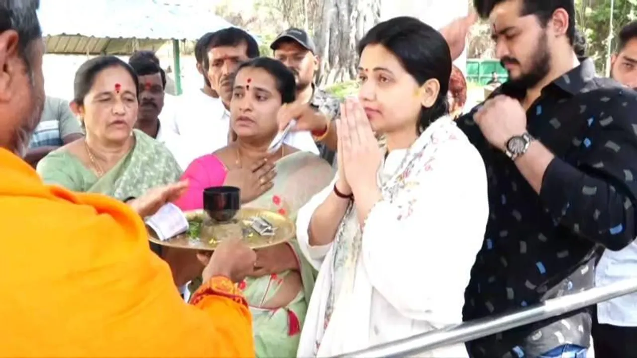ಜೈಲಿನಿಂದ ರಿಲೀಸಾದ ಕೂಡಲೇ ದರ್ಶನ್​​ ಹೆಸರಲ್ಲಿ ಅರ್ಚನೆ; ಕುಲದೇವರ ಬಳಿ ಪವಿತ್ರಾ ಕೇಳಿಕೊಂಡಿದ್ದು ಇಷ್ಟು!
