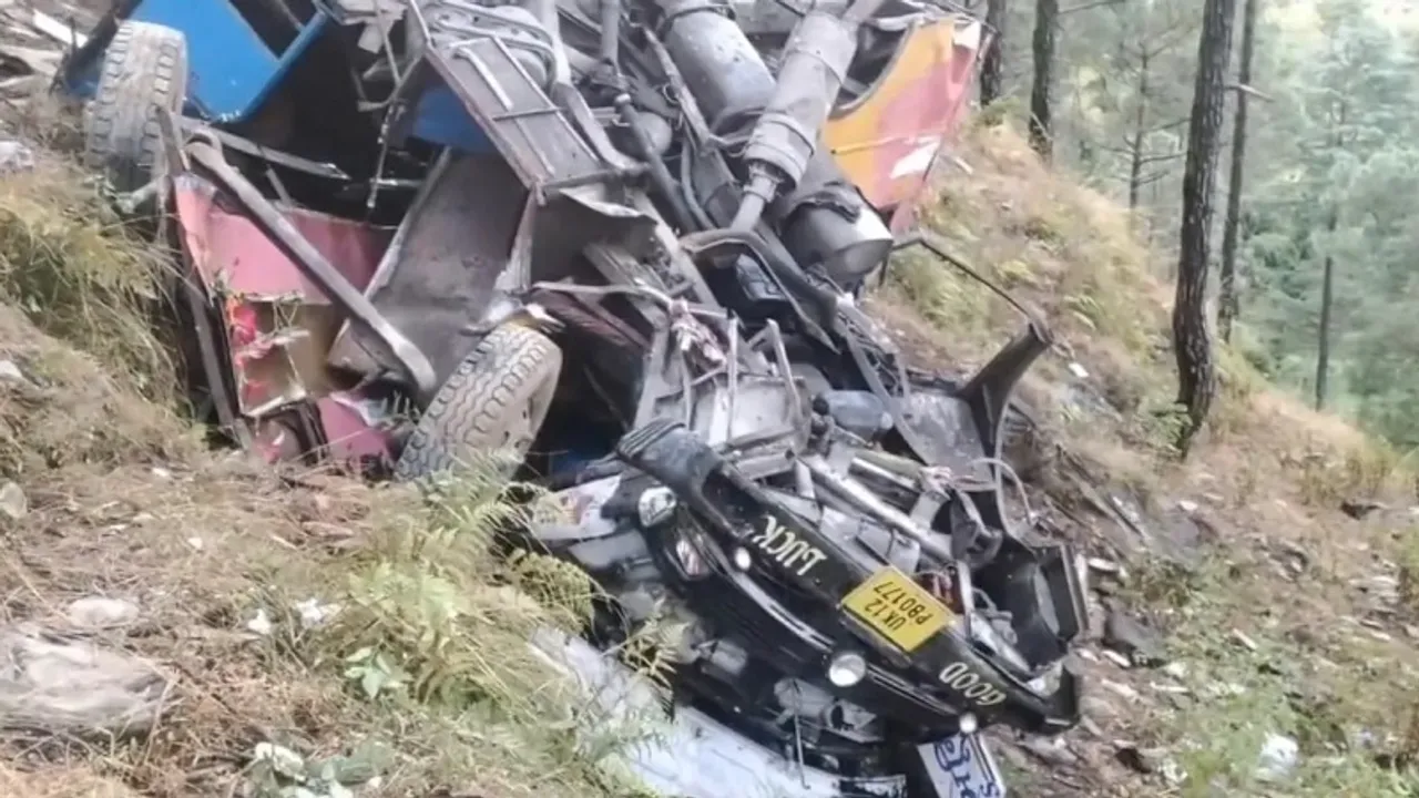 ಭೀಕರ ಬಸ್​​ ಅಪಘಾತ; ಸ್ಥಳದಲ್ಲೇ ಕಣ್ಣು ಮುಚ್ಚಿದ 6 ಪ್ರಯಾಣಿಕರು; ಹಲವರ ಸ್ಥಿತಿ ಗಂಭೀರ