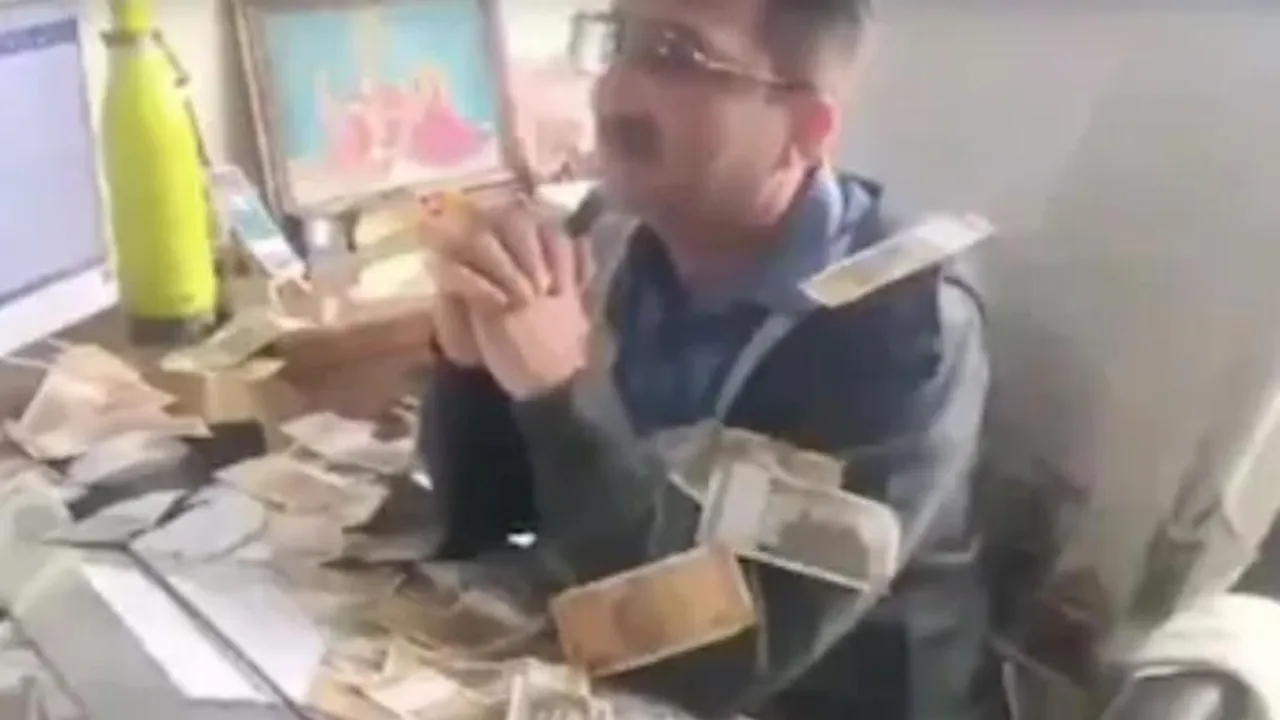 ತಗೋ.. ಎಷ್ಟು ತಿಂತೀಯಾ ತಿನ್ನು.. ಭ್ರಷ್ಟ ಅಧಿಕಾರಿಯತ್ತ ನೋಟಿನ ಕಂತೆ ಎಸೆದು ರೊಚ್ಚಿಗೆದ್ದ ಜನರು!