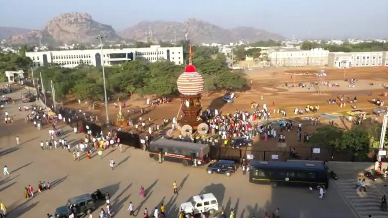 ಗವಿಸಿದ್ದೇಶ್ವರ ಜಾತ್ರೆ ಕಣ್ತುಂಬಿಕೊಳ್ಳೋಕೆ ಲಕ್ಷ, ಲಕ್ಷ ಮಂದಿ ಕಾತರ; ಭಕ್ತರು ಓದಲೇಬೇಕಾದ ಸ್ಟೋರಿ ಇದು!