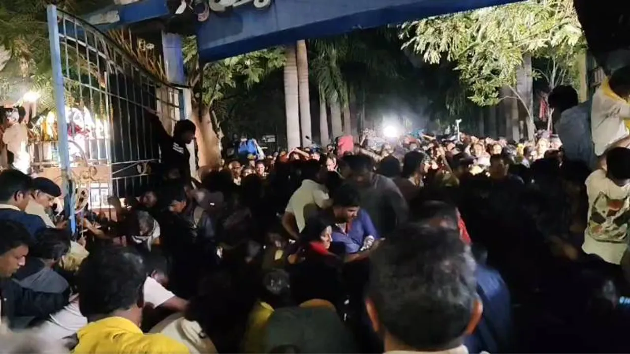 VIDEO: ತಿರುಪತಿಯಲ್ಲಿ ಭಕ್ತರ ನೂಕುನುಗ್ಗಲು.. ಕಾಲ್ತುಳಿತದಲ್ಲಿ ಭಾರೀ ದುರಂತ!