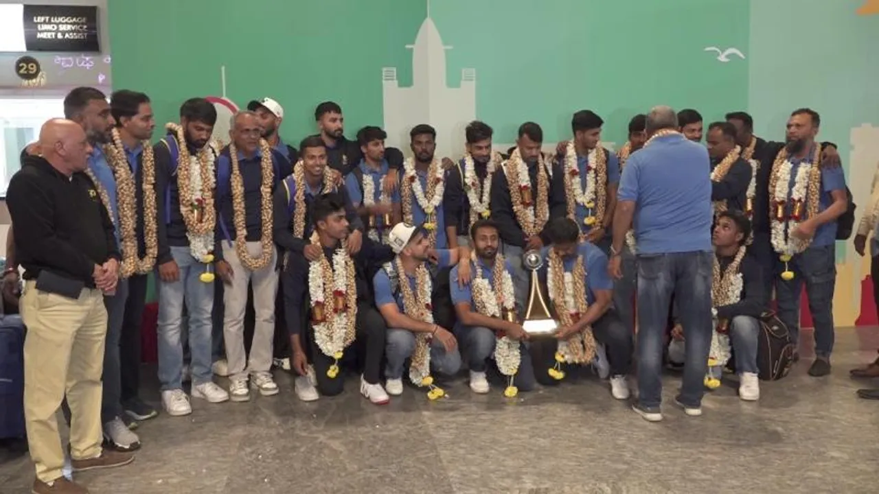 5ನೇ ಬಾರಿ ವಿಜಯ ಹಜಾರೆ ಟ್ರೋಫಿ ಕರ್ನಾಟಕದ ಮುಡಿಗೆ; ಮಯಾಂಕ್ ಪಡೆಗೆ ಅದ್ಧೂರಿ ಸ್ವಾಗತ