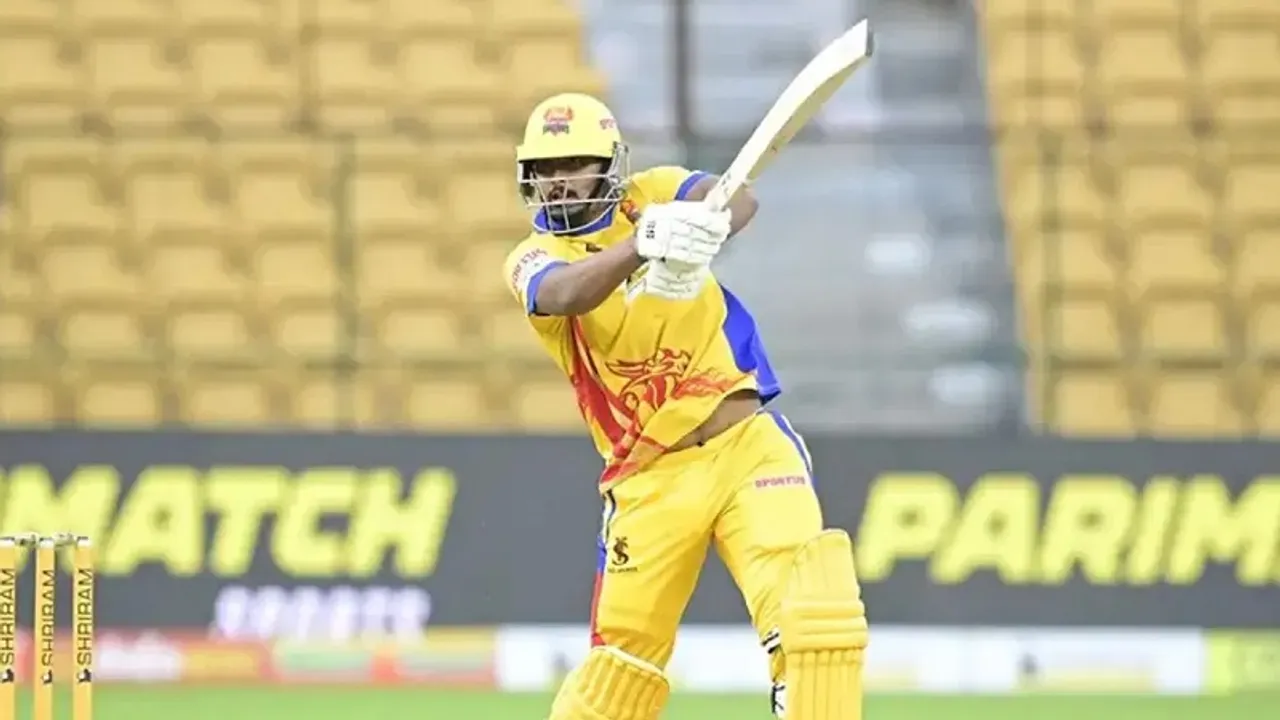 15 ಭರ್ಜರಿ ಸಿಕ್ಸರ್; ಬರೋಬ್ಬರಿ 26 ಫೋರ್​; ತ್ರಿಶತಕ ಸಿಡಿಸಿ ದಾಖಲೆ ಬರೆದ ಕನ್ನಡಿಗ