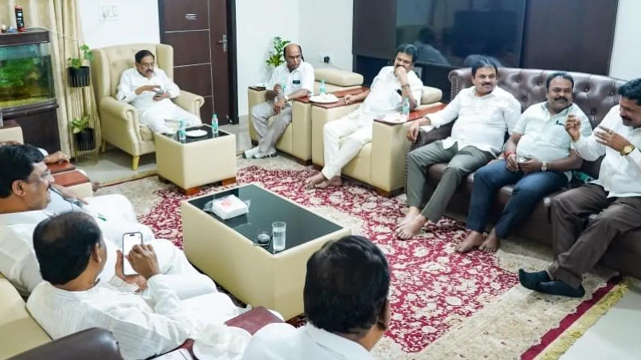 ಮಿನಿಸ್ಟರ್ ಮಹಾದೇವಪ್ಪ ಮನೆಯಲ್ಲಿ ದಲಿತ ನಾಯಕರ ಸಭೆ.. ಒಗ್ಗಟ್ಟಿನ ಬಲ ಪ್ರದರ್ಶಿಸಿದ ಸಚಿವರು