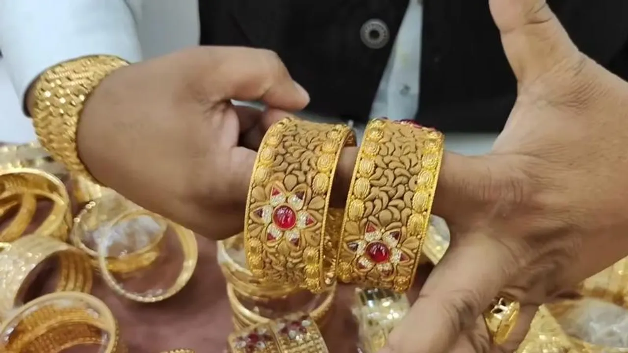 ಚಿನ್ನಾಭರಣ ಪ್ರಿಯರಿಗೆ ಅತಿ ದೊಡ್ಡ ಶಾಕ್‌.. ₹10,000 ಆಗುತ್ತಾ 10 ಗ್ರಾಂ ಗೋಲ್ಡ್ ರೇಟ್‌; ಕಾರಣವೇನು?