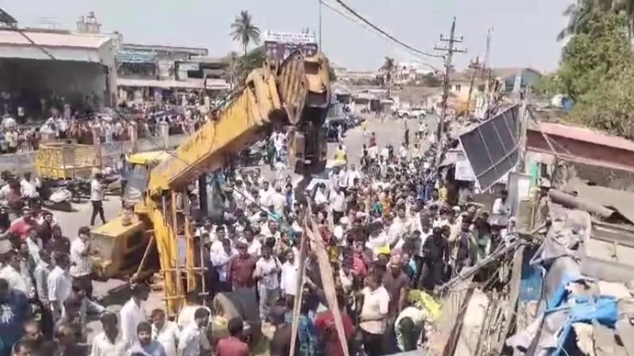 ದಿಢೀರ್ ಕುಸಿದು ಬಿದ್ದ ಕಟ್ಟಡ.. ಹಾಸನದಲ್ಲಿ ನಾಲ್ವರು ಬೀದಿ ಬದಿ ವ್ಯಾಪಾರಿಗಳ ದುರಂತ ಅಂತ್ಯ