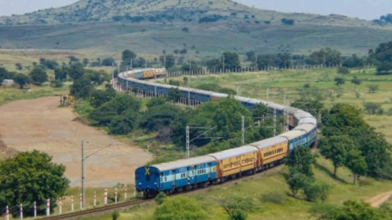 ರೈಲು ಪ್ರಯಾಣಿಕರ ಗಮನಕ್ಕೆ.. ಟಿಕೆಟ್ ರೇಟ್​ ಹೆಚ್ಚಿಸಿ ಬಿಗ್​ ಶಾಕ್​ ಕೊಟ್ಟ ಸರ್ಕಾರ!