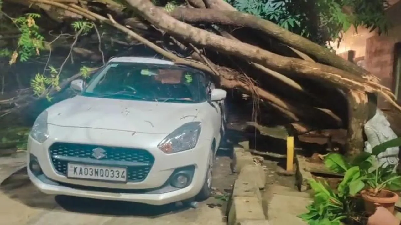 ಬೆಂಗಳೂರಲ್ಲಿ ಮಳೆಯ ಆರ್ಭಟ, ಧರೆಗುರುಳಿದ ಮರಗಳು.. ಎಲ್ಲೆಲ್ಲಿ ಏನೇನ್ ಆಗಿದೆ.. ಟಾಪ್- 10 ಫೋಟೋಸ್