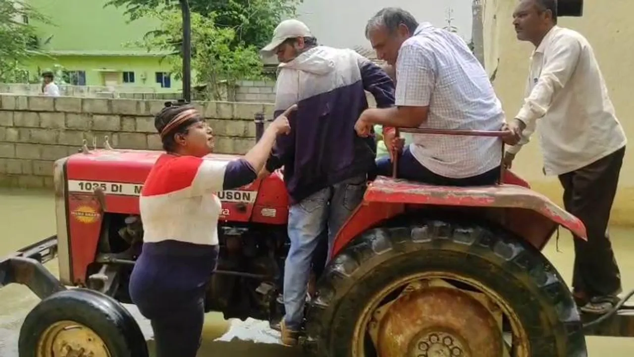 'What is your name..' ಟ್ರ್ಯಾಕ್ಟರ್ ಅಡ್ಡಗಟ್ಟಿ ಬೆಂಗಳೂರು ಕಮಿಷನರ್​​ಗೆ ಮಹಿಳೆ ಕ್ಲಾಸ್​..! ಅಸಲಿಗೆ ಆಗಿದ್ದೇನು?