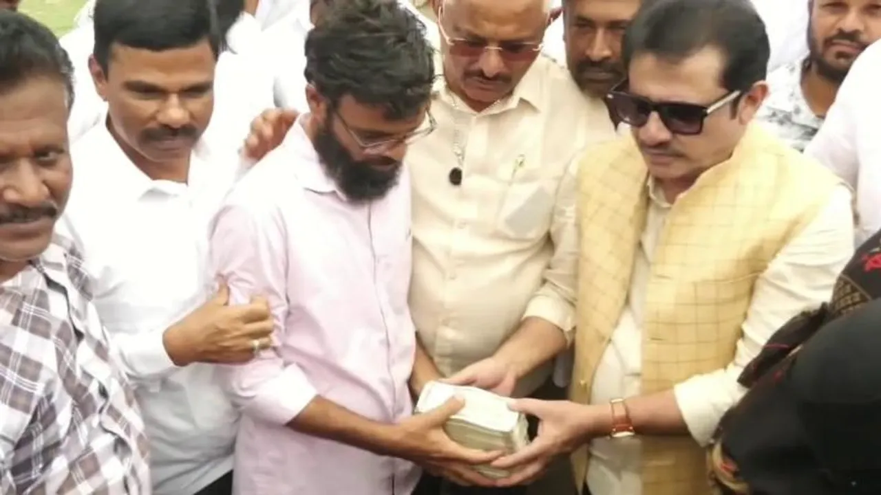 ತನ್ನ ಅಭಿಮಾನಿ ಕುಟುಂಬಕ್ಕೆ ಹಣ ನೀಡಿದ ಸಚಿವ ಜಮೀರ್ ಅಹ್ಮದ್.. ಎಷ್ಟು ಲಕ್ಷ?