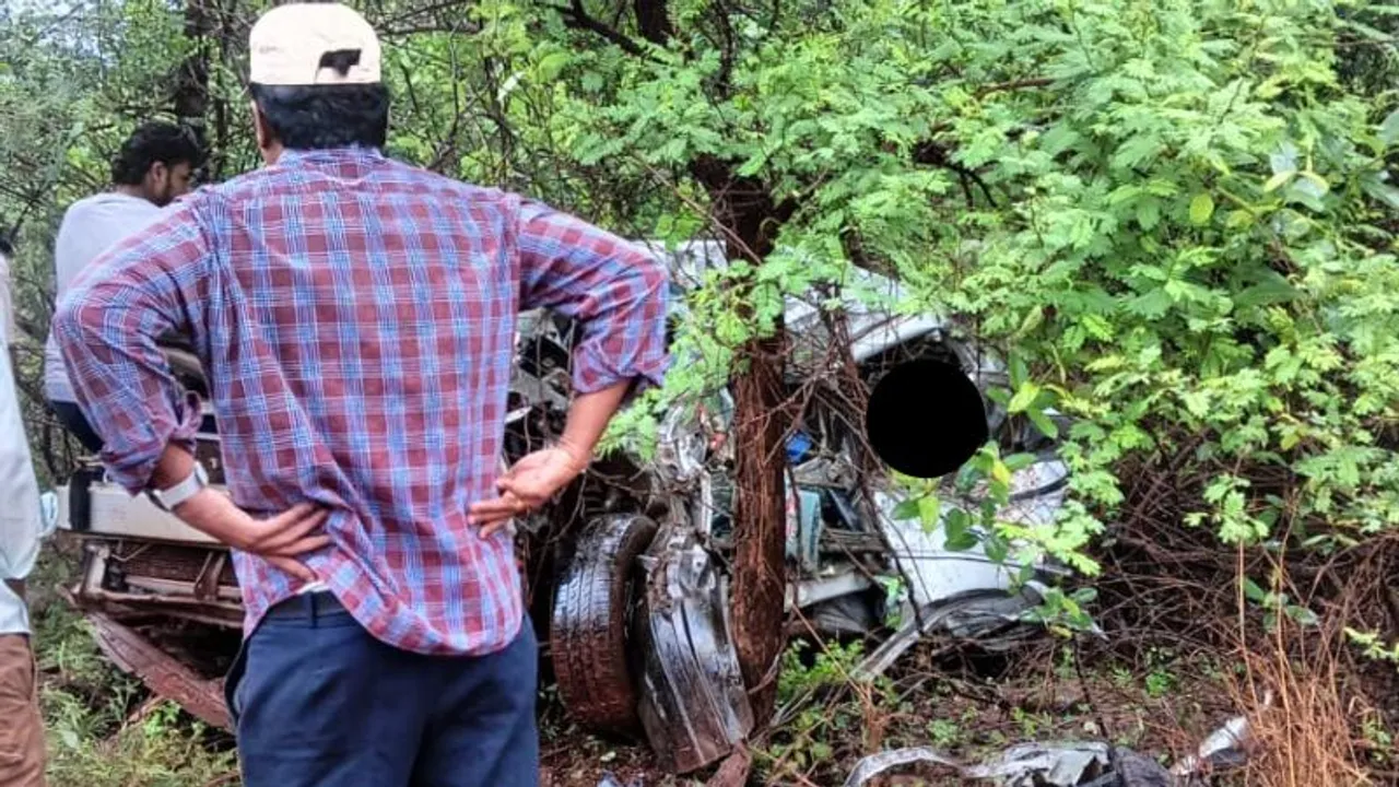 ಟಿಪ್ಪರ್​ ಲಾರಿ, ಕಾರು ಮಧ್ಯೆ ಭೀಕರ ಅಪಘಾತ; ಸ್ಥಳದಲ್ಲೇ ಉಸಿರು ಚೆಲ್ಲಿದ ನಾಲ್ವರು!