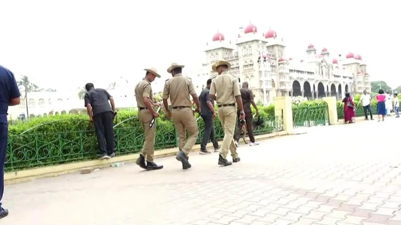 ಪಹಲ್ಗಾಮ್ ದಾಳಿ ಬೆನ್ನಲ್ಲೇ ಮೈಸೂರಿಗೆ ಬೆದರಿಕೆ.. ಅರಮನೆ ನಗರಿಯಲ್ಲಿ ಆತಂಕದ ಪರಿಸ್ಥಿತಿ..